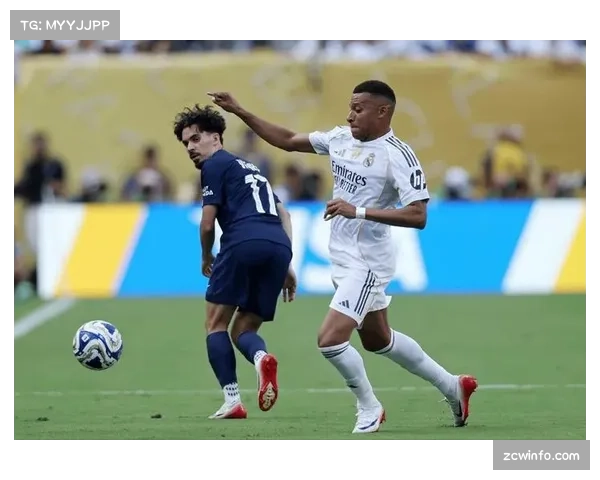 瞬间特写：巴黎圣日耳曼门将多纳鲁马手抛球发动进攻，60米传球精准找到姆巴佩